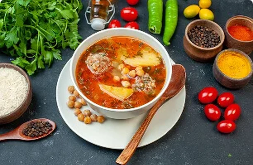 Baharatlar ve aromatik malzemelerle hazırlanmış yemek